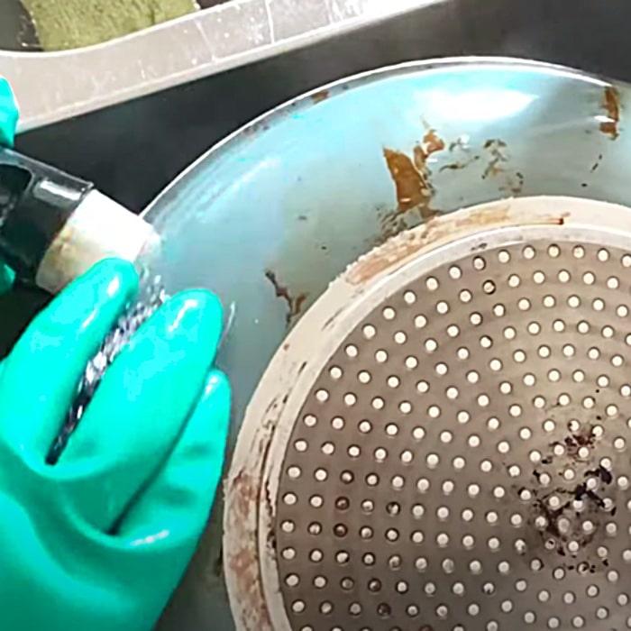Easy Cleaning Ideas - DIY Degreaser - How To Scrub A Pot And Pan