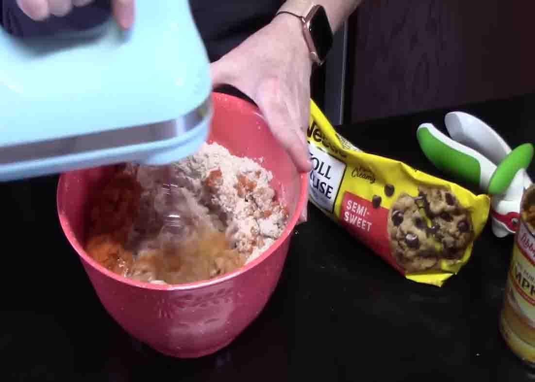 Blending the pumpkin batter to combined ingredients