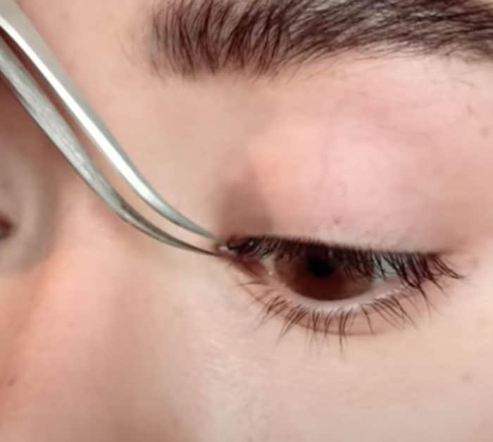 Apply Eyelash Extension - DIY Beauty