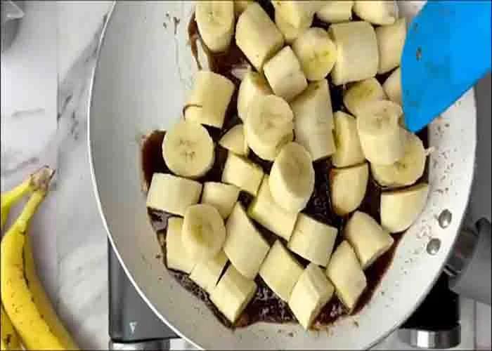 Making the banana crumble filling