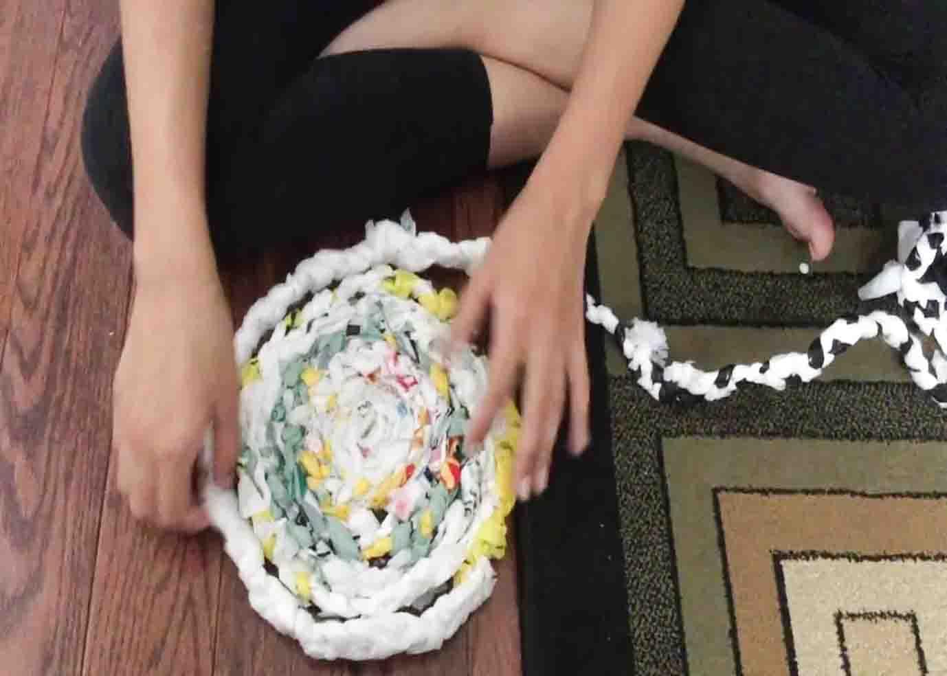 Making the base of the recycled basket