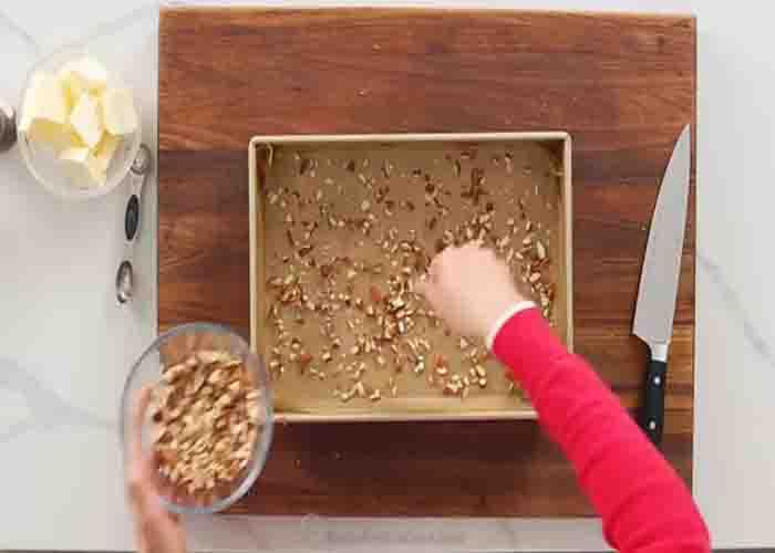 Assembling the almond toffee dessert