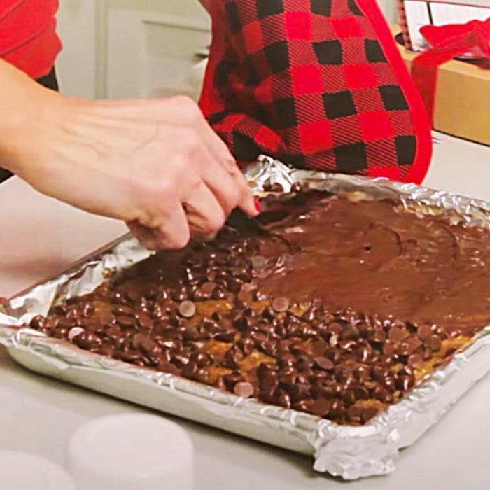 How To make Candy Bark - Holiday Gift Ideas - Easy Baking Ideas