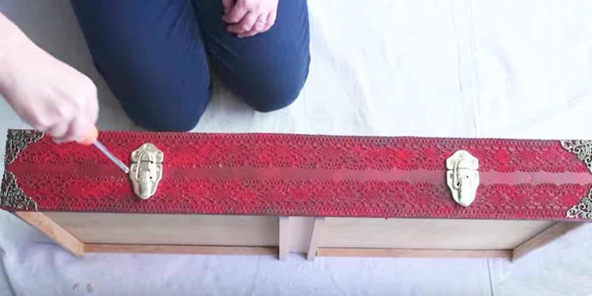 They Take An Old Dresser And You Won’t Believe How They Transform It. Watch!