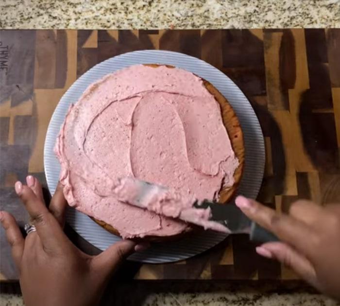 steps to make strawberry crunch cake