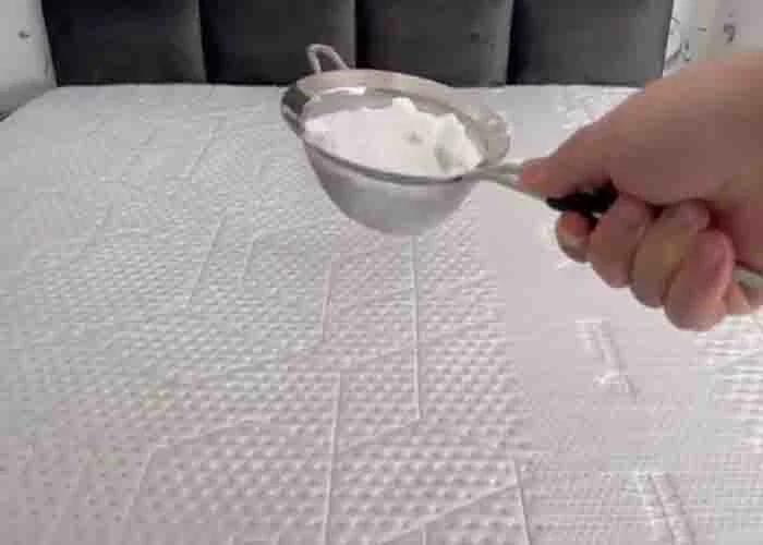 Sprinkling baking soda all over the mattress