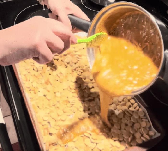 How to Make Salted Caramel Cracker Bites