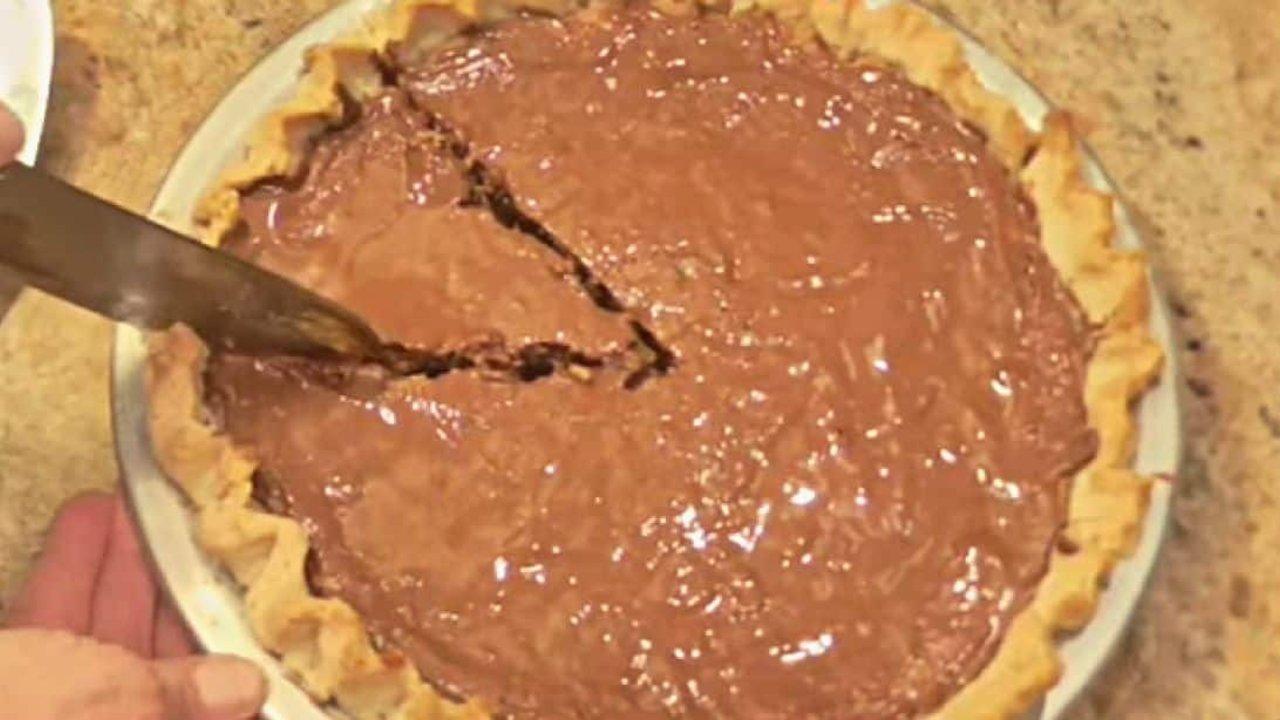 Delicious Old-Fashioned Chocolate Fudge Pie Recipe