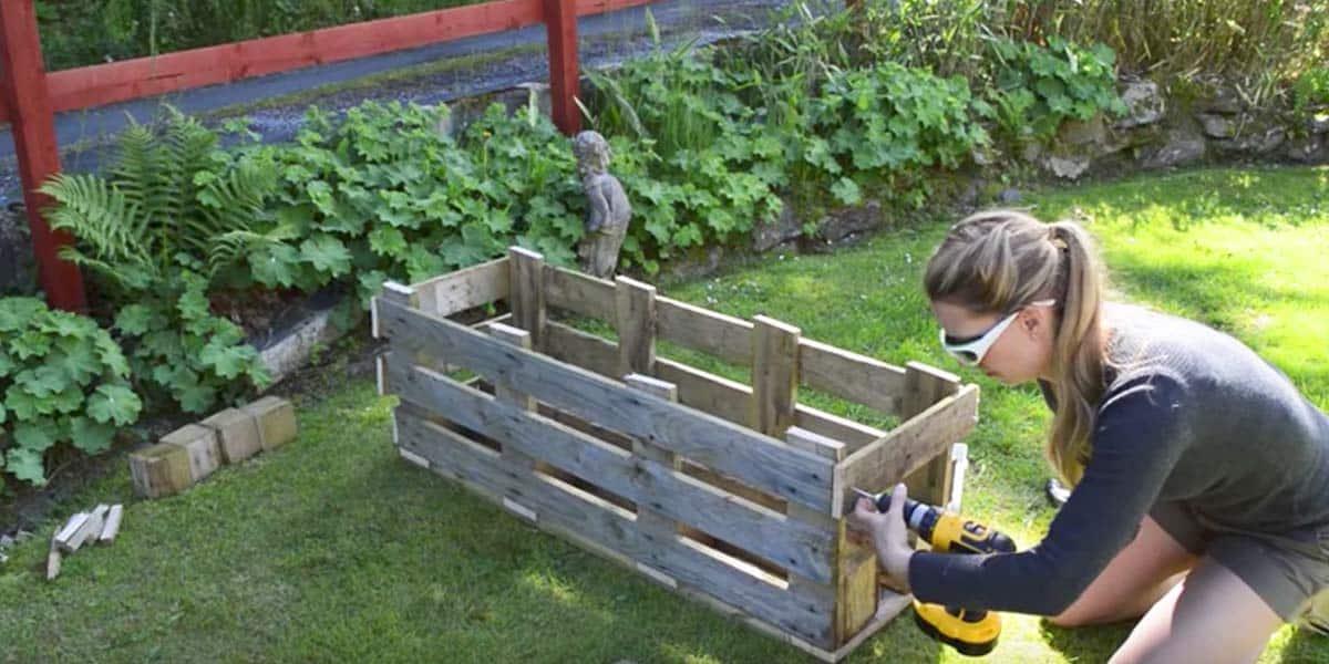 You Won’t Believe What She Makes Out Of A Simple Wooden Pallet. Watch!