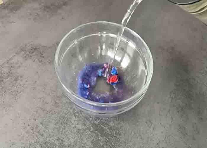 Dissolving the dishwashing liquid