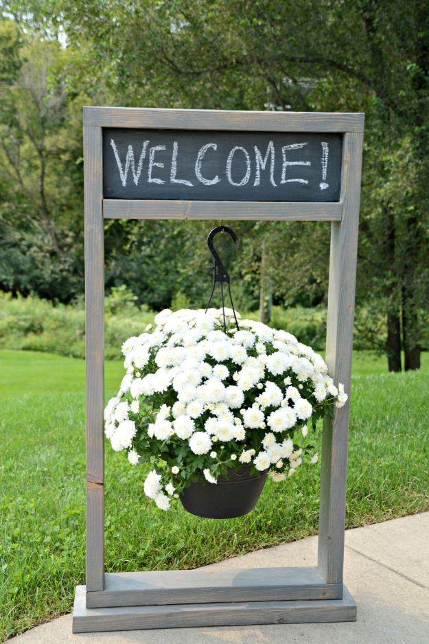 Hanging Planter Welcome Sign, gentle on the budget and the clock alike and a project that earns its spot on a shelf