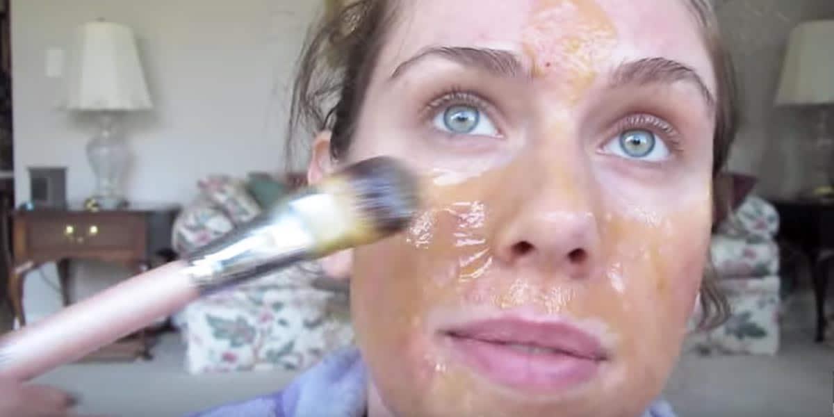 She Makes A Special DIY Honey Face Mask, Containing Great Antioxidants For All Skin Types…