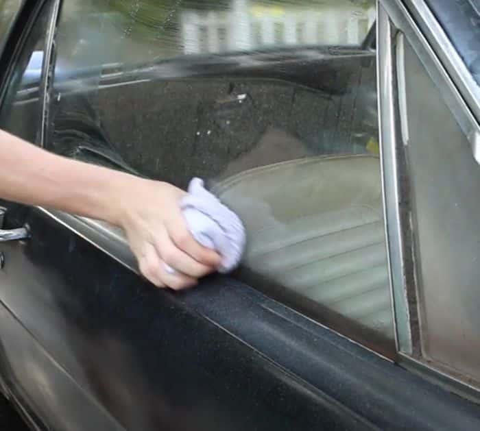 What You Need to Clean Car Windows (2)