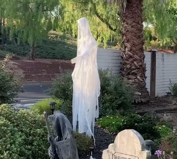 How To Make DIY Halloween Packing Tape Ghost