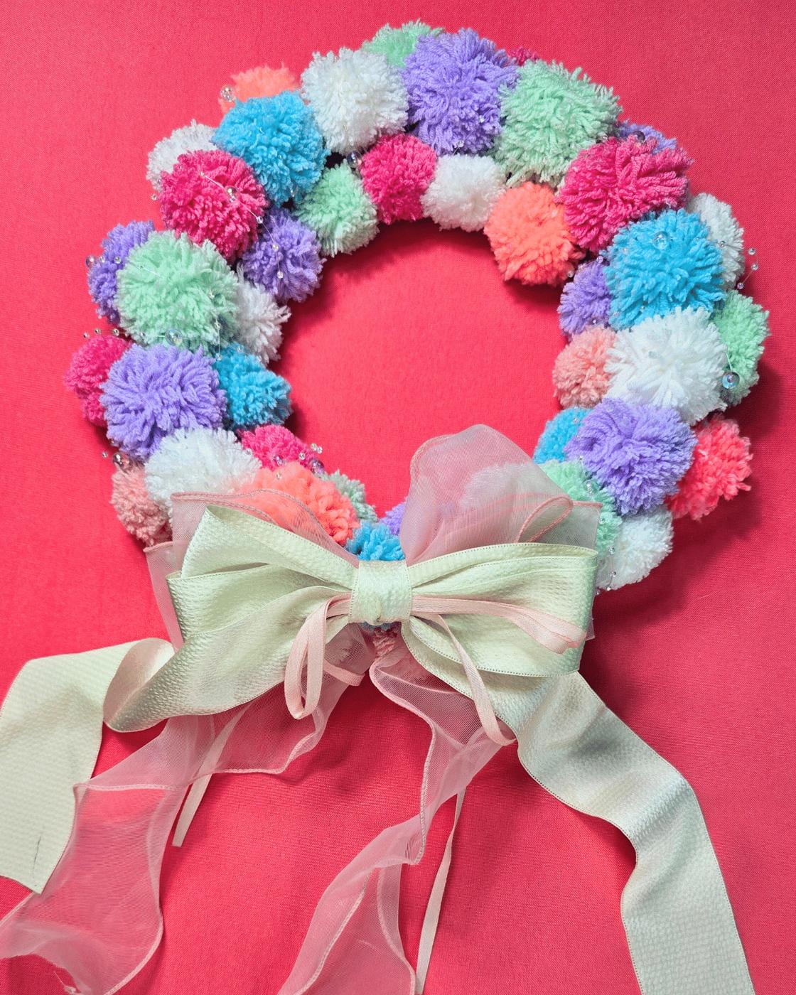 Pom Pom Wreath — diy yarn decor with pom pom
