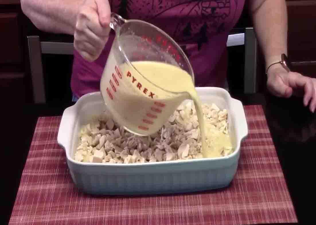 Pouring the gravy over the chicken