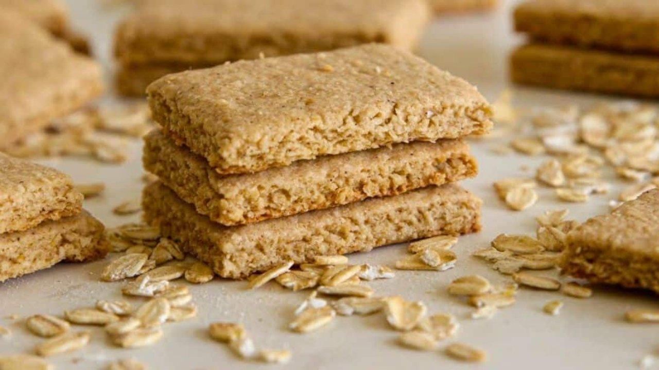 6-Ingredient Crispy Oatmeal Crackers