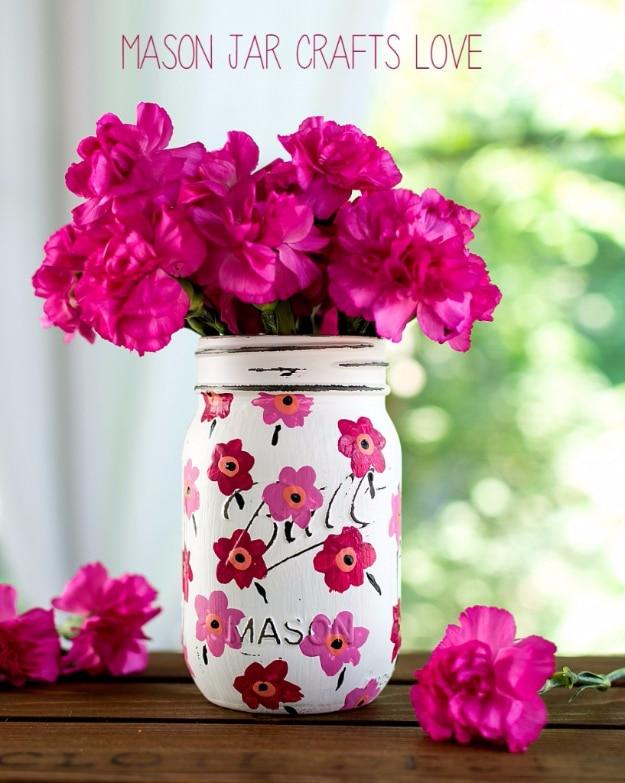 Marimekko Mason Jar, quick to set up on a rainy afternoon and a finishing touch that ties the room together