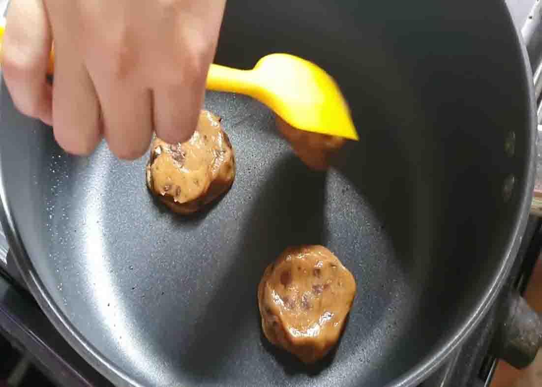 Frying the cookies in the pan