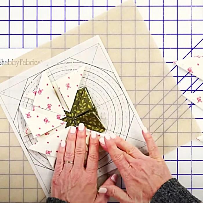 How To make A Quilted Pot Holder - DIY Paper Piecing - Kitchen Decor Ideas