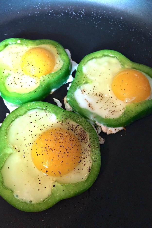 DIY St Patricks Day Ideas - Fried Eggs In Green Pepper - Food and Best Recipes, Decorations and Home Decor, Party Ideas - Cupcakes, Drinks, Festive St Patrick Day Parties With thes