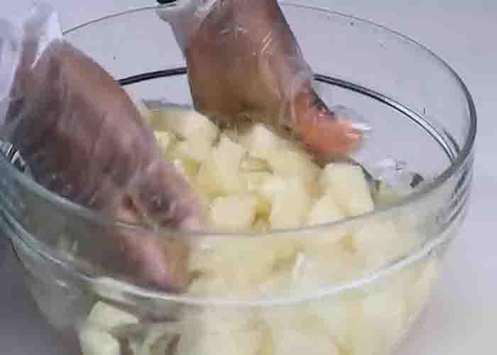 Soaking the potatoes to remove starch