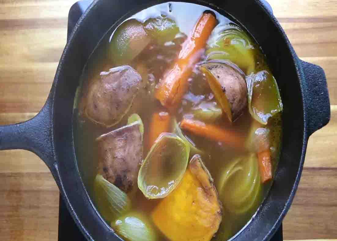 Boiling the fall vegetable soup