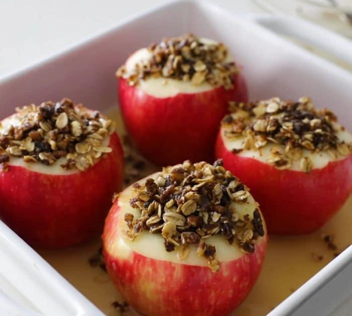 How to Make Baked Apples With Oat Filling