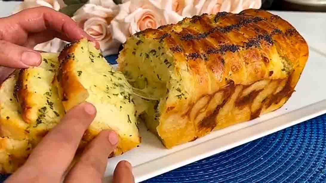 Pull-Apart Cheese Garlic Loaf Recipe
