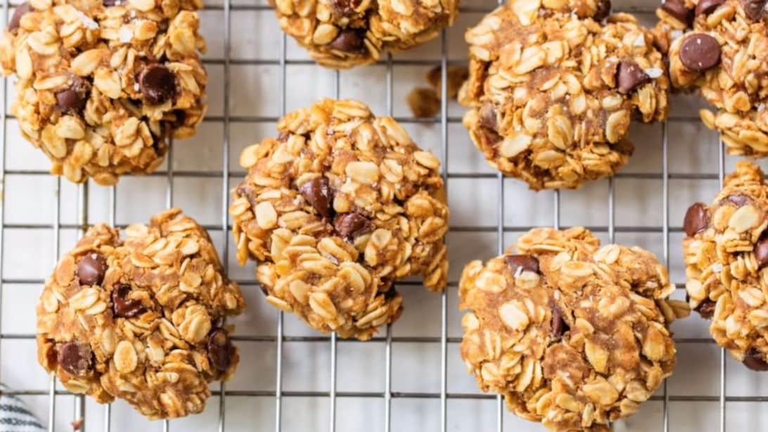 4-Ingredient Peanut Butter Oatmeal Cookie
