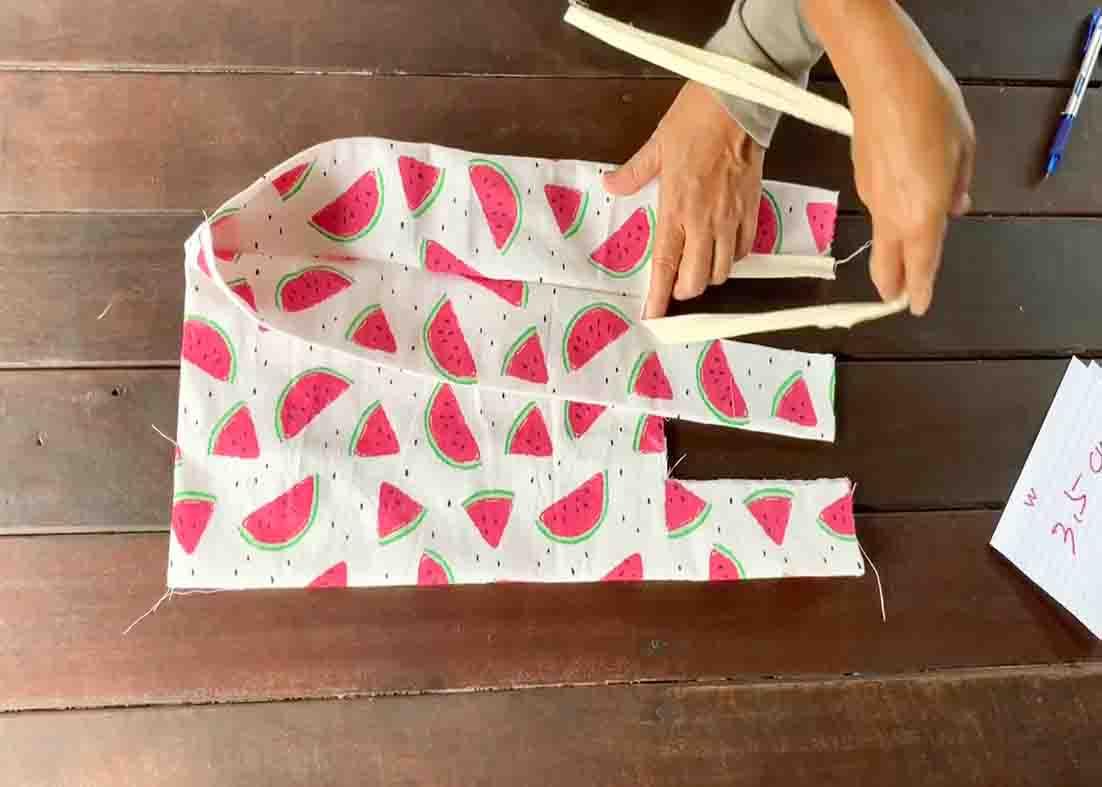 Putting linings to the grocery bag