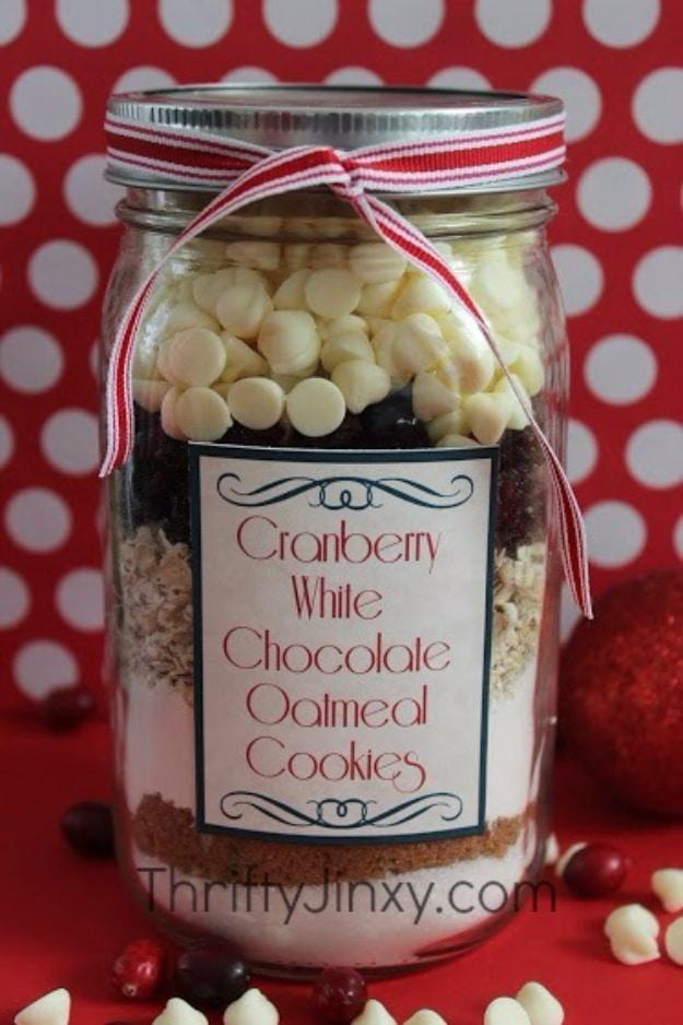 Cranberry White Chocolate Oatmeal Cookie in a Jar, a thoughtful homemade present, low effort but it never looks that way