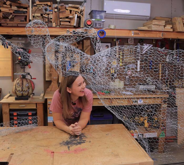 Glowing Chicken Wire Ghost Halloween Decor DIY Project