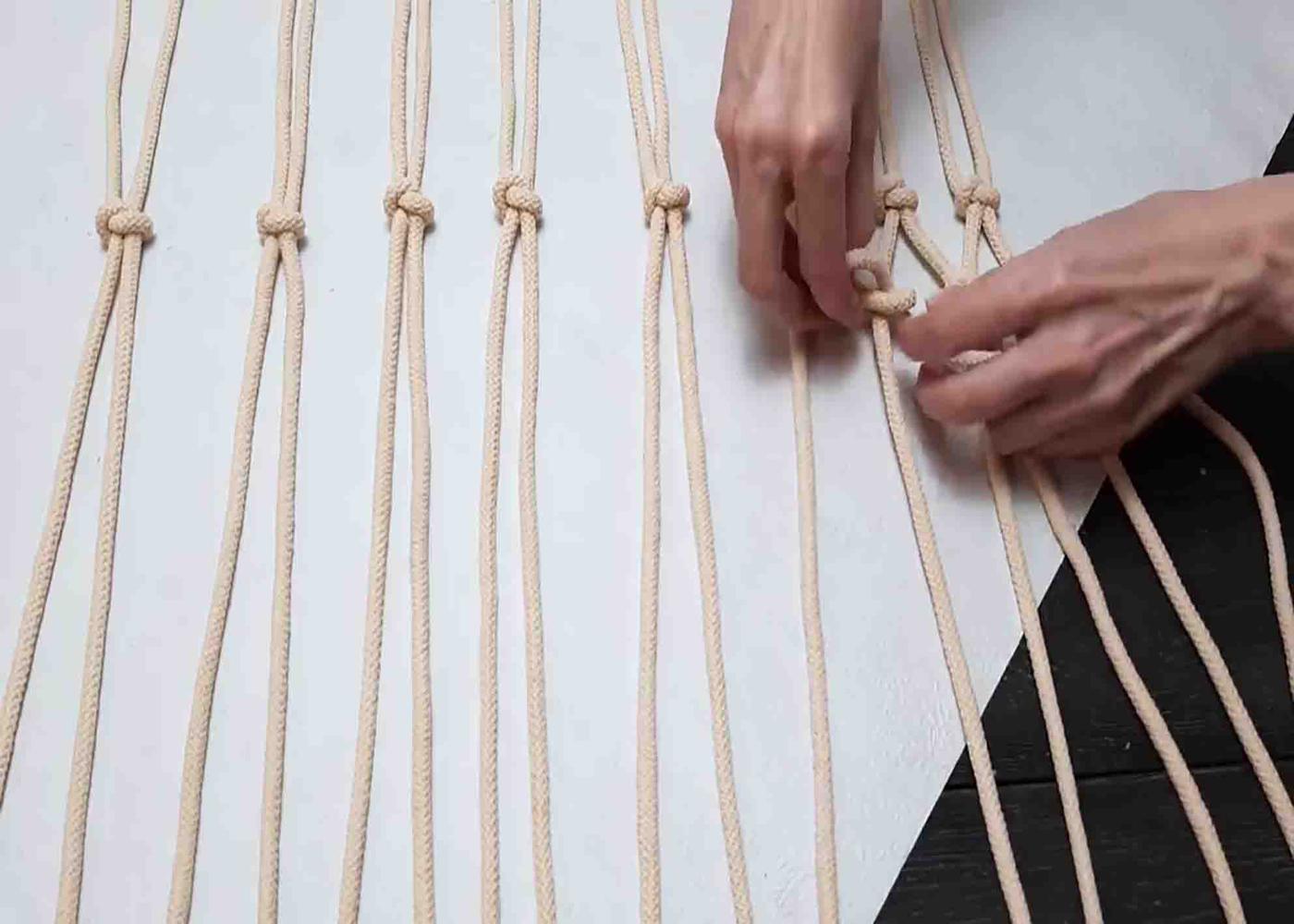 Weaving the macrame bag