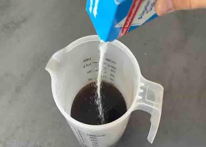 Mixing the coca-cola and salt for toilet cleaning