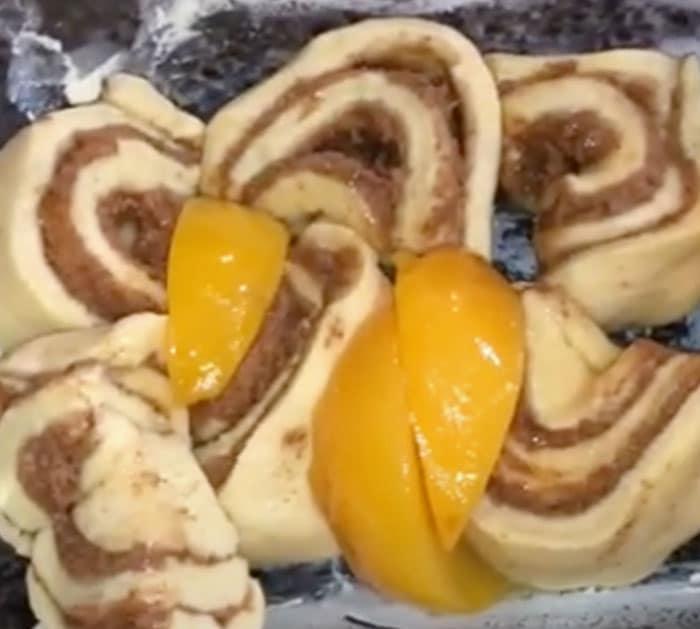 Cinnamon Roll Peach Cobbler - Easy Recipes