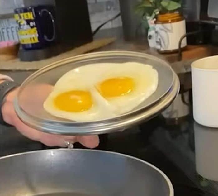 How to prevent egg yolk from breaking when I flip my eggs