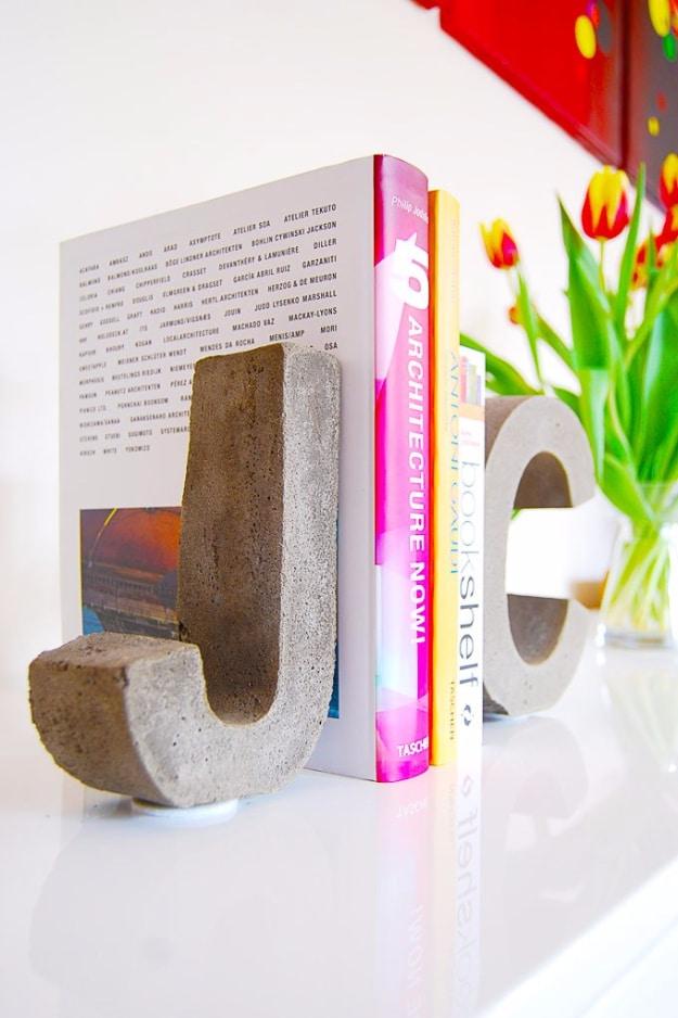 DIY Projects Made With Concrete - DIY Concrete Letter Bookends - Quick and Easy DIY Concrete Crafts - Cheap and creative countertops and ideas for floors, patio and porch decor, ta