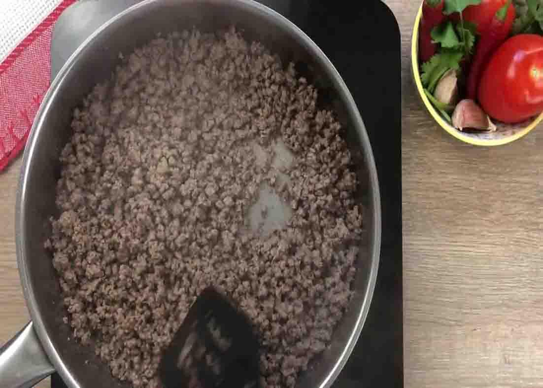 Cooking the ground beef for the chili con carne recipe