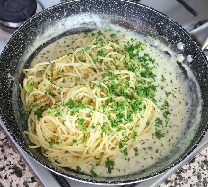 How to Make Creamy Garlic Pasta