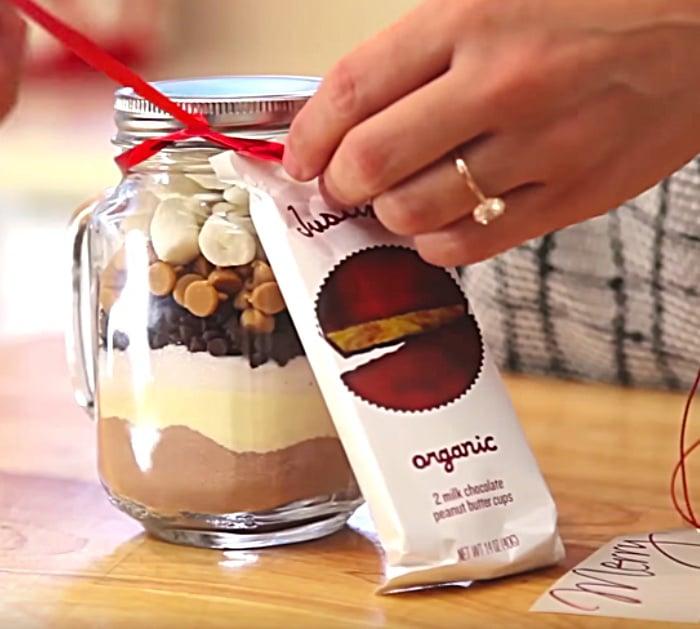 Learn to make a DIY Hot Cocoa in a Mason Jar Gift