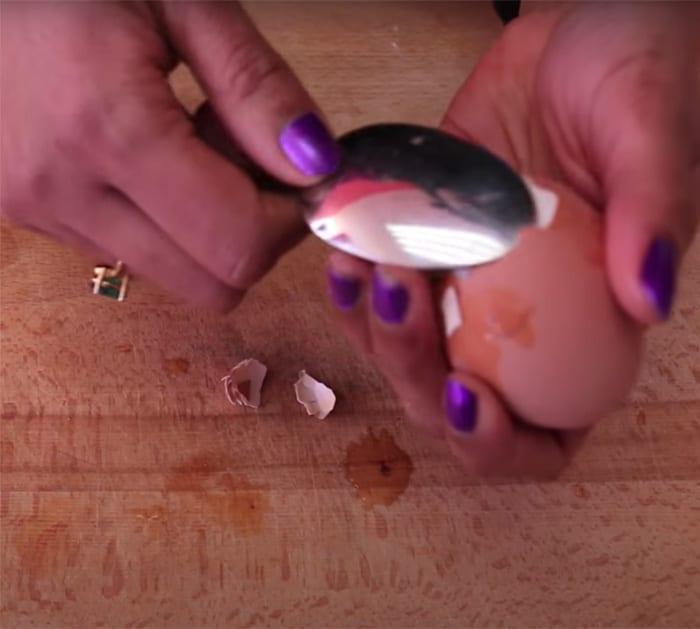tap egg to peel fast