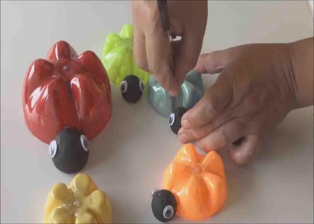 Putting the antennae of the DIY ladybug family using plastic bottles