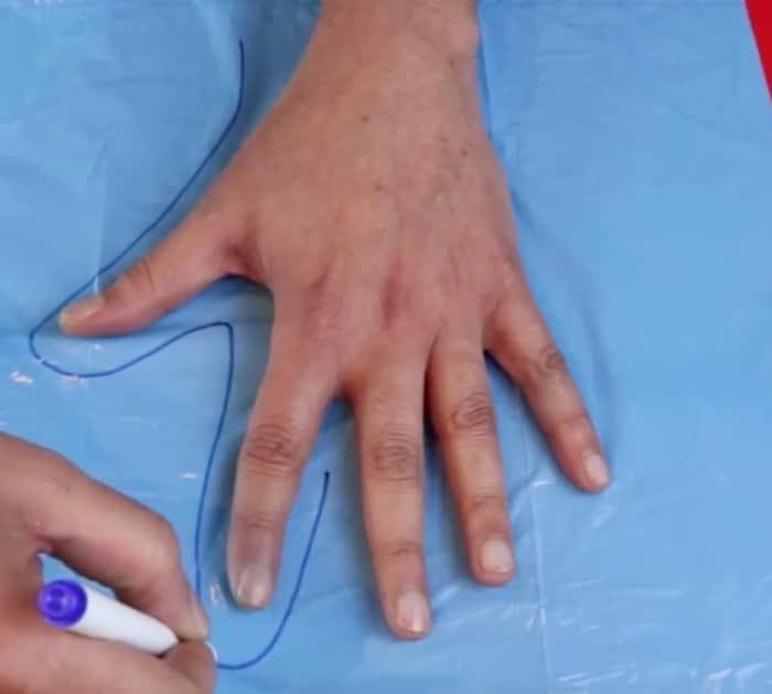Make gloves from plastic bags