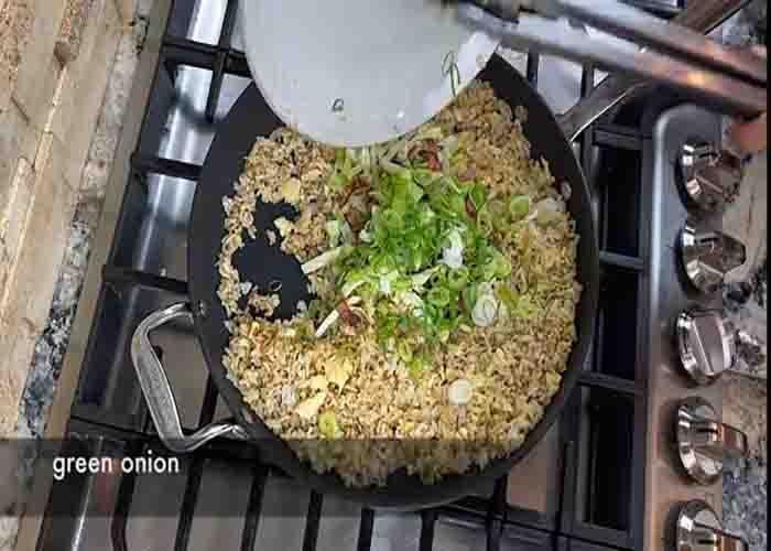 Stir frying the rice with bacon and cabbage
