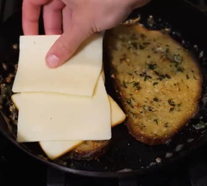 How to Make Garlic Grilled Cheese Sandwich