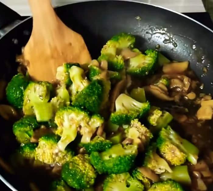 Easy Broccoli Mushroom in Garlic Sauce Recipe Instructions