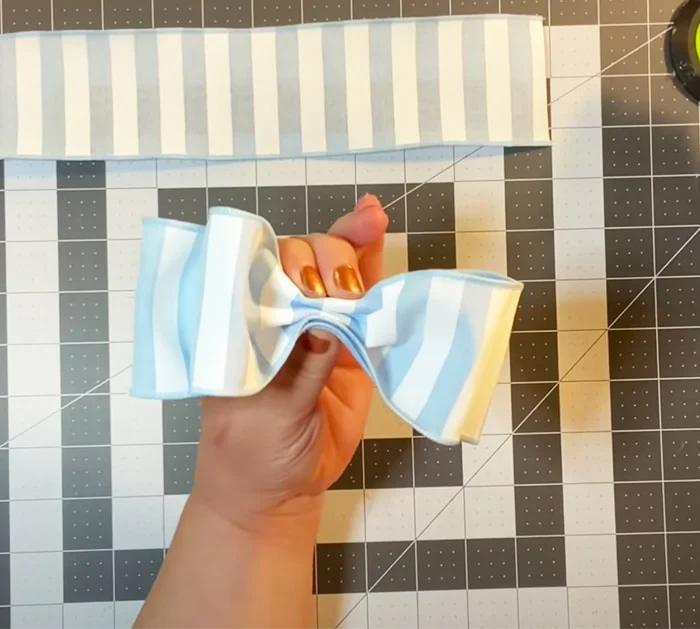 Christmas Bow Making - Gift Bow Making - DIY Bow Decor