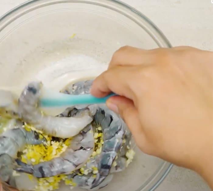 directions to make simple penne pasta with shrimps and asparagus
