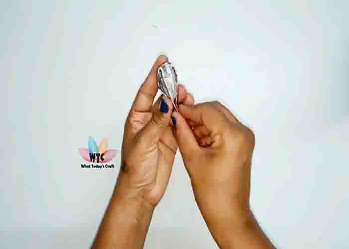 Making the head of the newspaper doll candle holder